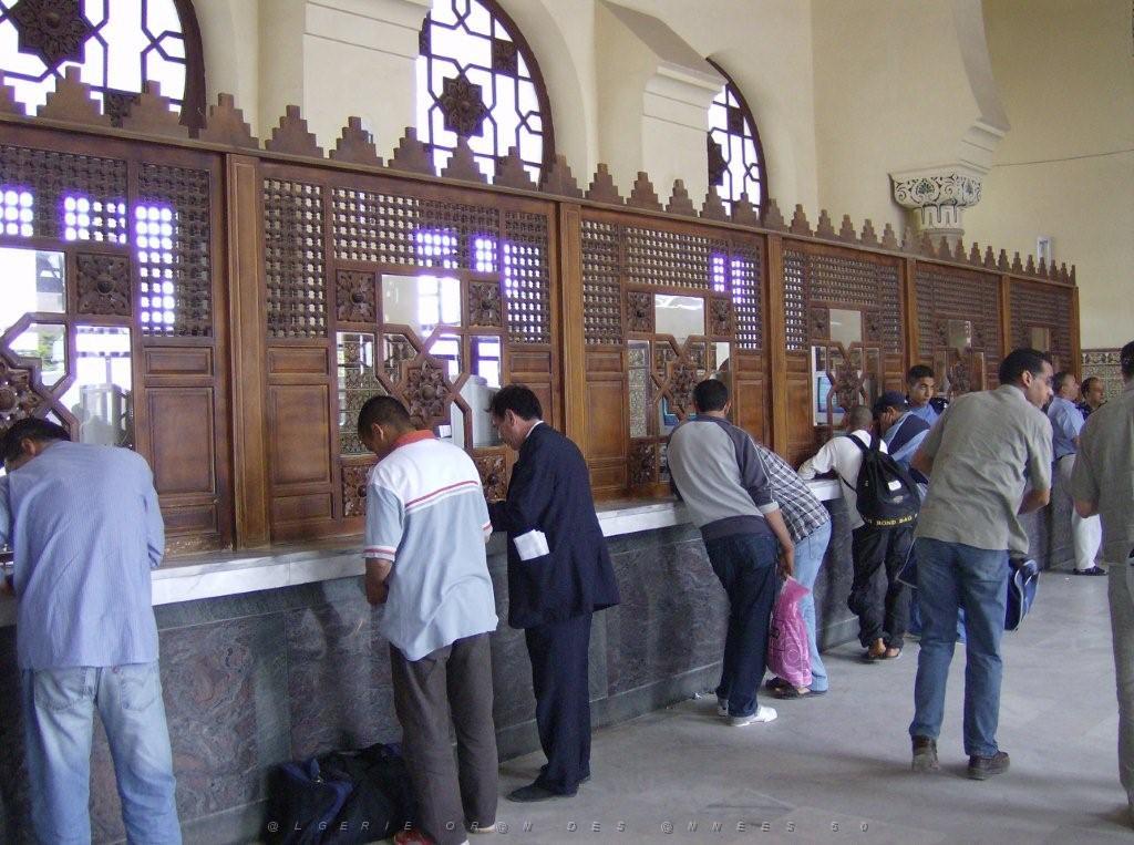 ORAN JUIN 2007 LA GARE ET SES GUICHETS.jpg